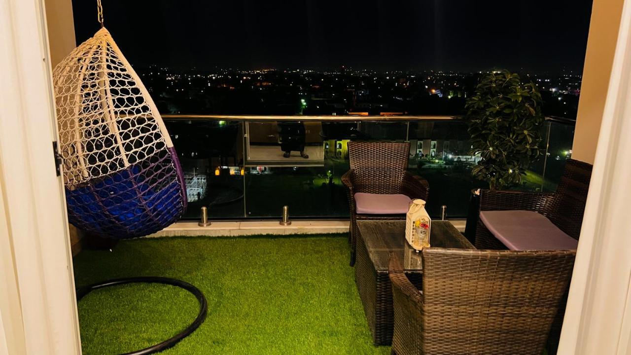 Sky Heights Luxury Apart Facing Centaurus Apartamento Islamabad Exterior foto